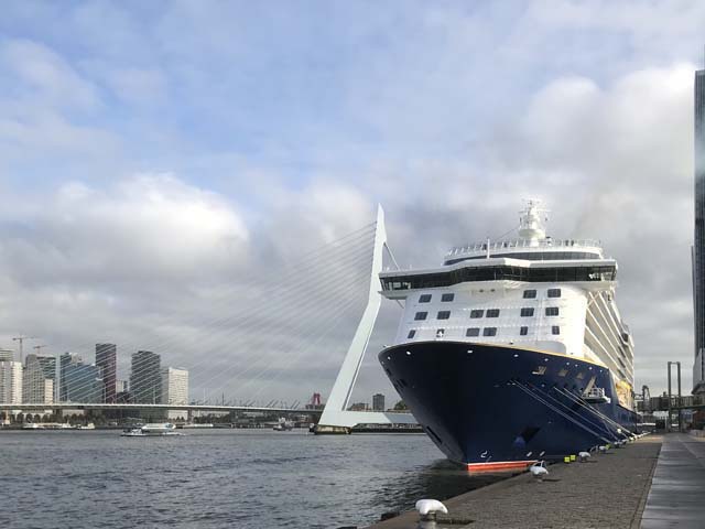 Cruiseschip ms Hanseatic Spirit van Hapag-Lloyd Cruises aan de Cruise Terminal Rotterdam